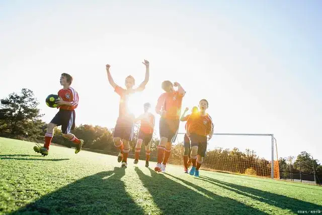 76人以123-114战胜雄鹿，马克西砍54分，助球队逆转三连败，稳居东部第六。