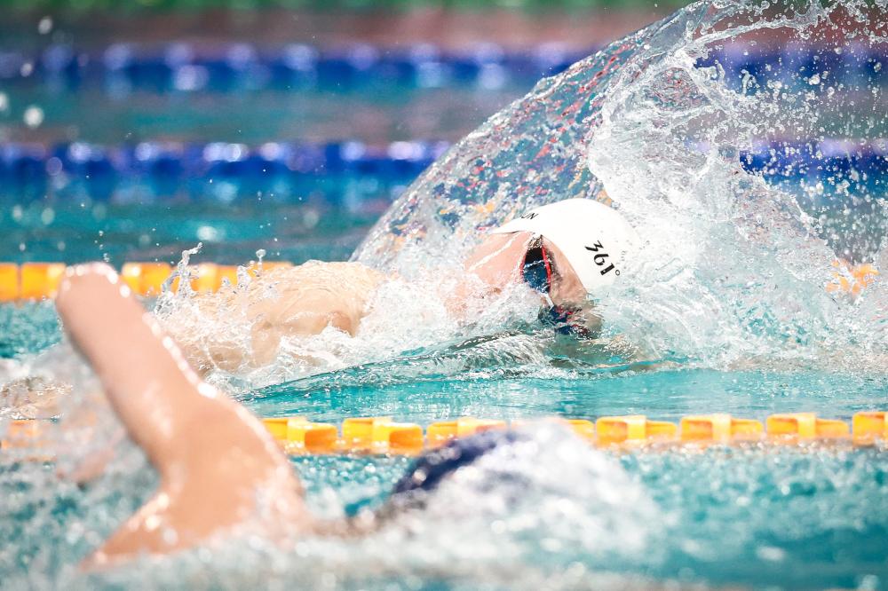 阿利亚迭雷父子分别身穿皇马与阿森纳球衣，晒出对弈图片